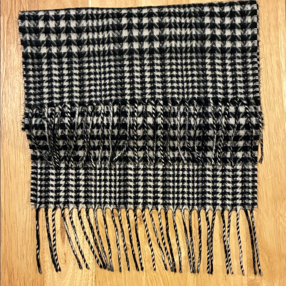 Cashmink by V. Fraas Black and White Houndstooth Acrylic Scarf with fringe